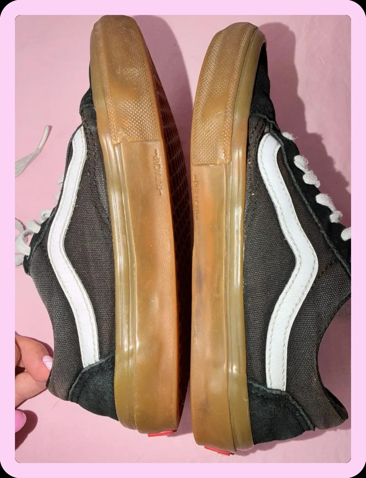 Basket Vans Old Skool negras con suela de goma. En buen estado, algunas marcas de desgaste visibles. – photo 10
